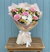 Букет цветов из:  Гвоздики, Орхидеи и Розы в Устье Вологодская область