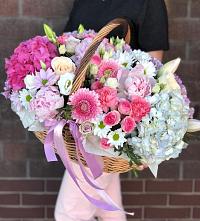Цветочная композиция из Розы, Хризантемы, Пионы и Лизиантусы в корзине в Устье Вологодская область