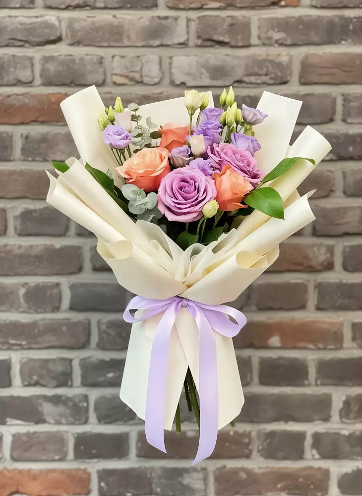 Букет цветов из: Лизиантусы и Розы в Устье Вологодская область