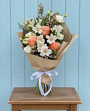 Букет цветов из:  Альстромерии, Лизиантусы, Розы и Хризантемы в Устье Вологодская область