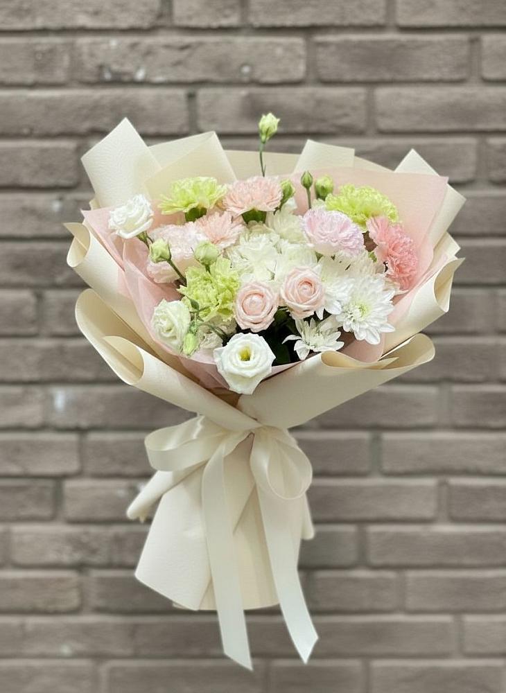 Букет цветов из: Гвоздики, Розы, Лизиантусы и Хризантемы в Устье Вологодская область