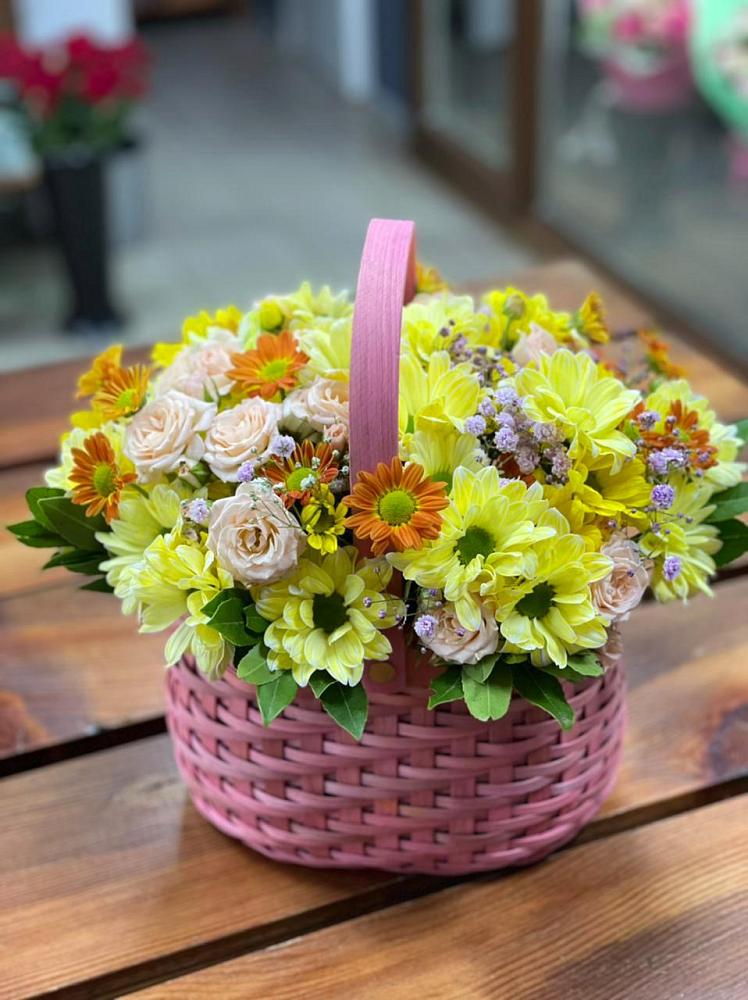 Цветочная композиция из Хризантемы и Розы в корзине в Устье Вологодская область