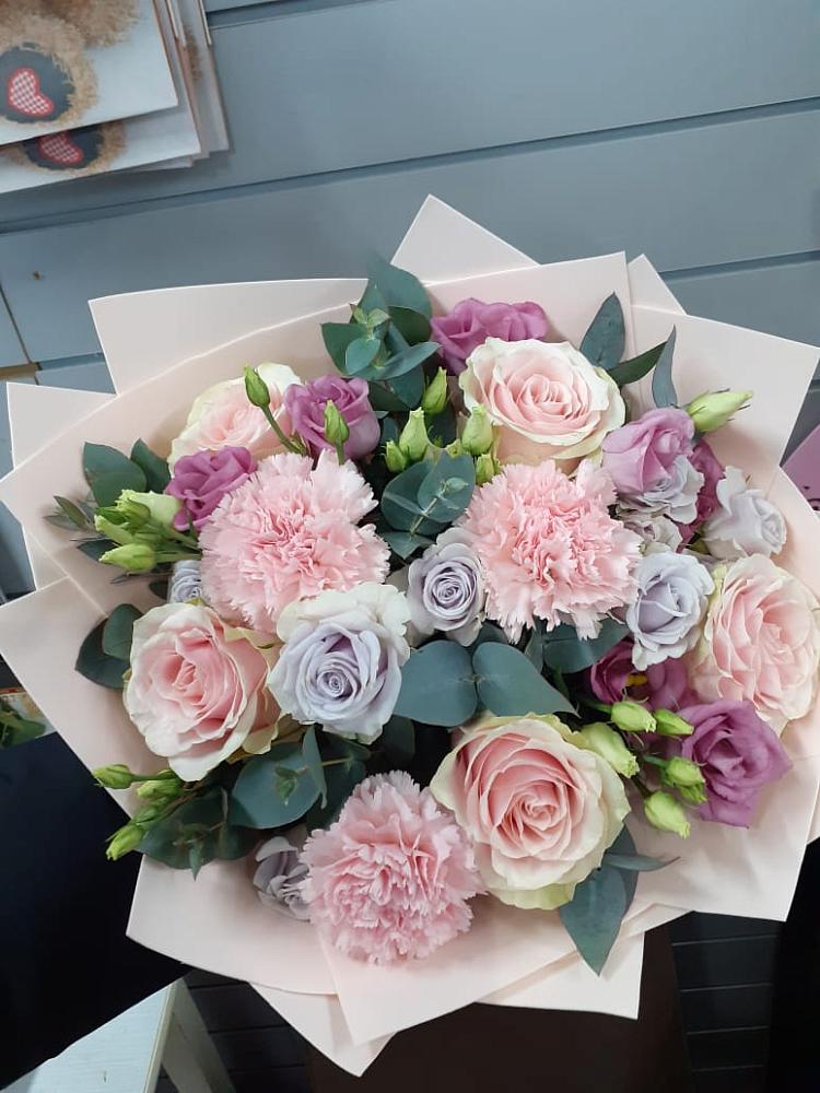 Букет цветов из: Розы, Гвоздики и Лизиантусы в Устье Вологодская область