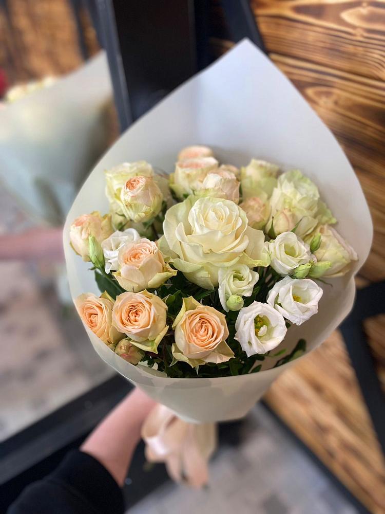 Букет цветов из: Розы и Лизиантусы в Устье Вологодская область